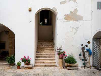 Il cortile � avvolto da archi intonacati di bianco che incorniciano vari ingressi. Ne imbocchiamo uno utilizzando una piccola rampa di scale che ci conduce nella zona settecentesca dell�edificio